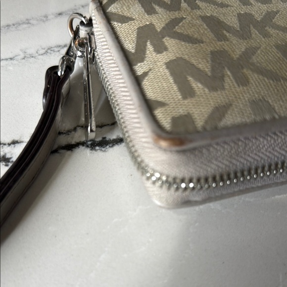 Michael Kors Jet Set Travel Continental Light Grey Logo Wristlet - Picture 7 of 12